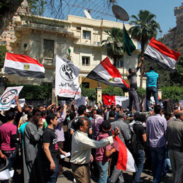 Proteste all'esterno dell'ambasciata dell'Arabia Saudia al Cairo. (Epa)