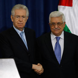 Il premier Mario Monti e il presidente dell'Aurorità nazionale palestinese, Abu Mazen (Ap)