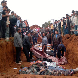 Una fossa con le vittime dell'esercito siriano (Reuters)