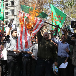 Nella foto una bandiera Usa viene data alle fiamme durante la manifestazione di ieri a Teheran contro il film americano anti-islamico che insulta il profeta Maometto (AFP Photo)