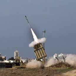 Un missile israeliano lanciato dal sistema di difesa Iron Dome per intecettare un missile lanciato da Gaza (Afp)