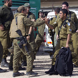 Israele richiama i riservisti per l'assalto a Gaza (Epa)