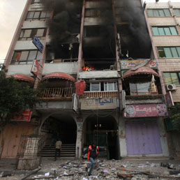 Il grattacielo Shoruq, l'edificio nel centro di Gaza che ospita diverse redazioni giornalistiche,  stato colpito e severamente danneggiato dall'aviazione israeliana. (Reuters)