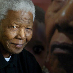 Nelson Mandela in vita grazie a un respiratore. Obama al suo capezzale