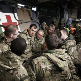 Soldati inglesi in un Boeing C-17 cargo che trasporta veicoli militari francesi alla base di Evreux (foto Afp)