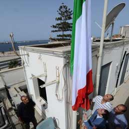 Rapina nella base degli istruttori italiani (disarmati) a Tripoli