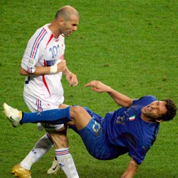 Ribaltone Edison: Edf licenzia il ceo Quadrino - Ma per Parigi sette settori sono intoccabili. Nella foto la testat di Zidane a Materazzi nella finale mondiale di Berlino