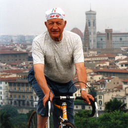 Il grande Gino Bartali in bicicletta a Firenze (Fotogramma)