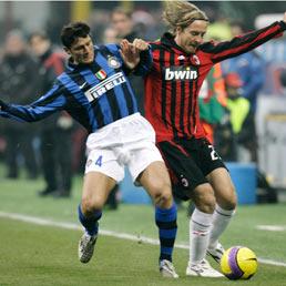 Giocatori da derby e poeti del calcio. Milan e Inter si giocano lo scudetto. Massimo Ambrosini e Javier Zanetti in un derby del 2007 (Ap)