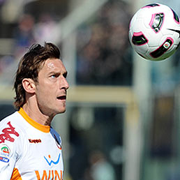 Quanto guadagnano i calciatori italiani (e quanto rischiano di pagare con il contributo di solidarietà). Nella foto il capitano della Roma, Francesco Totti (Ansa)