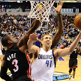 Miami contro Dallas. Tutti i numeri e i duelli della sfida. Nella foto Dirk Nowitzki dei Dallas Mavericks sotto canestro contrastato da Dwyane Wade dei Miami Heat (Ansa)
