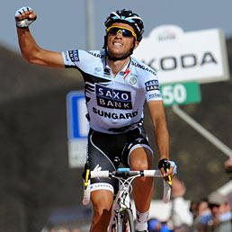 Contador "padrone" dell'Etna. Lo spagnolo conquista la maglia rosa. Nella foto Alberto Contador mentre taglia il traguardo della nona tappa (AP Photo)