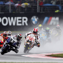 Nel diluvio di Silverstone vince ancora Stoner. Dovizioso secondo, Rossi sesto, ko Lorenzo