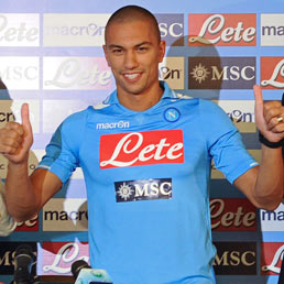 A Napoli debutta la maglia a doppio sponsor: la indossa il leone Inler