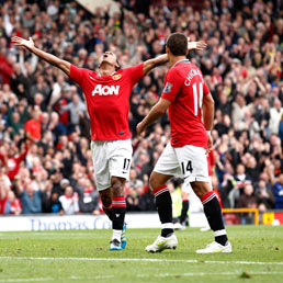 Giocatori del Manchester festeggiano dopo aver segnato un gol contro l'Arsenal all'Old Trafford, Manchester, Inghilterra