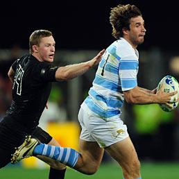 Rugby, le favorite vincono ma con fatica. Nella foto l'argentino Marcelo Bosch inseguito da Chris Ashton durante il match contro l'Inghilterra (AFP Photo)