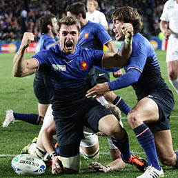 Rugby, la Francia risorge ed elimina l'Inghilterra. Nella foto l'esultanza del francese Vincent Clerc (Epa)