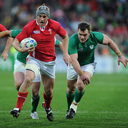 Al Galles il primo scontro europeo del mondiale di rugby. Irlanda battuta 22 a 10. Nella foto il gallese Johnathan Davies (al centro) lanciato a meta durante la sfida contro l'Irlanda (Epa)