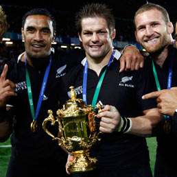La squadra della Nuova Zelanda festeggia la vittoria della Coppa del Mondo di rugby (Reuters)