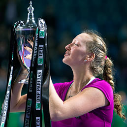La Kvitova conquista il Masters, ma la vera protagonista è la noia. Nella foto la tennista ceca, Petra Kvitova, con il trofeo appena conquistato (AP Photo)