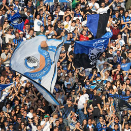 La curva dei tifosi dell'Atalanta (Ansa)