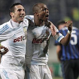 Nella foto l'autore del gol partita per il Marsiglia, Andr� Ayew (a destra), esulta con il compagno di squadra Morgan Amalfitano (Epa)