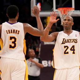 Kevin Ebanks e Kobe Bryant dei Los Angeles Lakers (Afp)