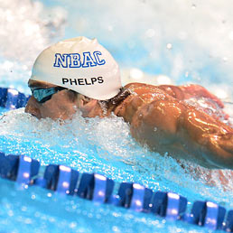 Nella foto l'americano, Michael Phelps, durante la finale dei 100 farfalla agli Usa Trials di Omaha, nel Nebraska (AFP Photo)