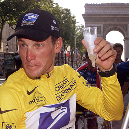Lance Armstrong brinda alla vittoria nel Tour de France edizione '99 (Afp)