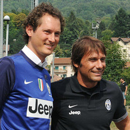 Il presidente della Fiat, John Elkann e Antonio Conte (Ansa)