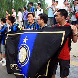 Nella foto tifosi nerazzurri cinesi con maglia e bandiera dell'Inter (AFP Photo)