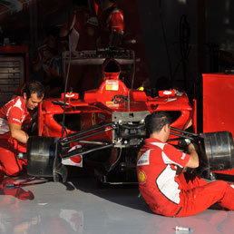 Meccanici al lavoro all'autodromo di Monza, 6 settembre 2012, a Monza (Ansa)