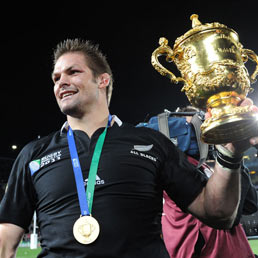 23 ottobre 2011: il capitano degli All Blacks Richie McCaw con la Coppa del Mondo appena conquistata