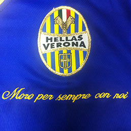 La scritta "Moro per sempre con noi" sulle maglie speciali con cui giocheranno i calciatori dell'Hellas Verona contro il Lanciano (Ansa)