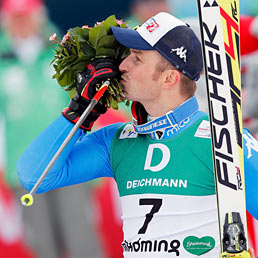 Nella foto Manfred Moelgg festeggia il bronzo nello slalom gigante di Schladmin (Reuters)