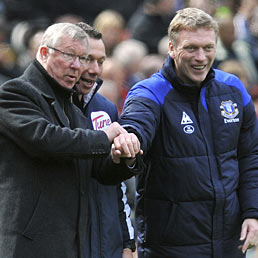 Nella foto Alex Ferguson (a sinistra) con David Moyes, rispettivamente attuale e futuro allenatore del Manchester United (AP Photo)