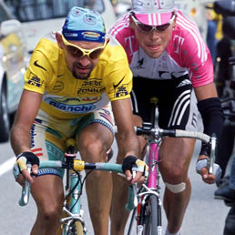 La maglia gialla Marco Pantani e il tedesco Jan Ullrich al Tour de France del 1998 (Afp)