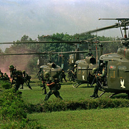 Paracadutisti americani in Vietnam nel 1966 (AP Photo)