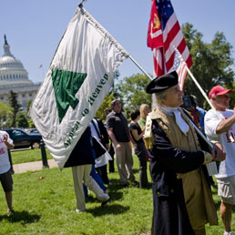 Nella foto alcuni attivisti del Tea Party (Epa)