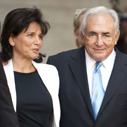 Strauss-Kahn insieme alla moglie Anne Sinclair (AFP)