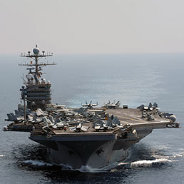 Embargo petrolio, se l'Iran blocca lo stretto di Hormuz partono i raid aerei Usa. Ecco perché non lo farà. Nella foto la portaerei americana Lincoln nell'Oceano Indiano fotografata prima dell'attraversamento dello stretto di Hormuz (Reuters)