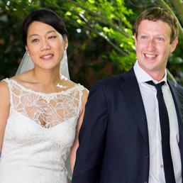 Mark Zuckerberg con la moglie (Ap)