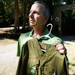Tom Stewart, una delle vittime degli abusi, mostra la sua divisa da boy-scout (Ap)