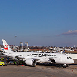 Nella foto il Boeing 787 Dreamliner della Japan Airlines circondato da mezzi di soccorso, nel Logan International Airport di Boston (AP Photo)