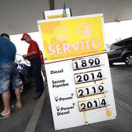 La benzina sfonda quota 2 euro - Foto - Fisco, gettito carburanti: calo di un miliardo nel 2013  - Guarda quanto costa il pieno