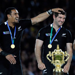 Il mediano d'apertura degli All Blacks Stephen Donald, protagonista a sorpresa della finale di coppa del mondo, festeggiato dal compagno di squadra Jerome Kaino subito dopo la conquista del trofeo (AP)