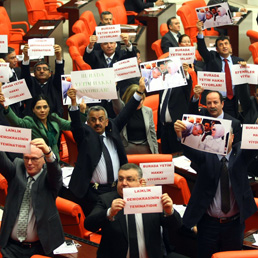 Protesta del Partito CHP al Parlamento turco contro la riforma scolastica (Afp)