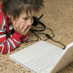 Poca vita all'aria aperta e troppa sedentarietà per i bambini italiani: ma è più per condizioni difficili che per pigrizia