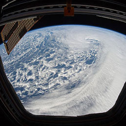 Un sistema di bassa pressione nella parte orientale dell'Oceano Pacifico del Nord  visto dall'equipaggio della "Expedition 27" dalla Cupola della Stazione Spaziale Internazionale