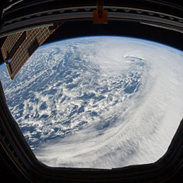Un sistema di bassa pressione nella parte orientale dell'Oceano Pacifico del Nord è visto dall'equipaggio della "Expedition 27" dalla Cupola della Stazione Spaziale Internazionale
